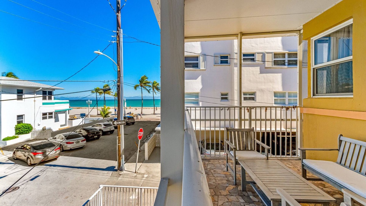 Hollywood South Central Beach Apartment | Beachfront 2 Story/3BRM/3BA/2 Ocean View Terraces/Free Parking