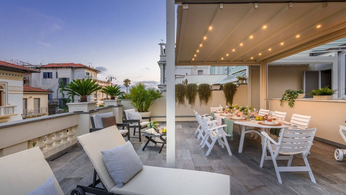 Viareggio Apartment | Beachfront 3 Bedrooms Apartment with Terrace in Viareggio