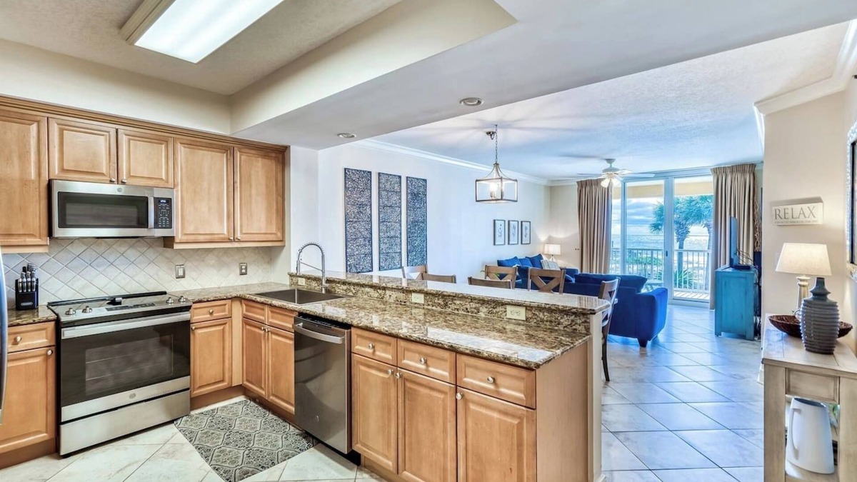 Fort Walton Beach Condo | Beachfront 3BR ~ Huge Balcony ~ 2 Pools - Free Beach Searvice