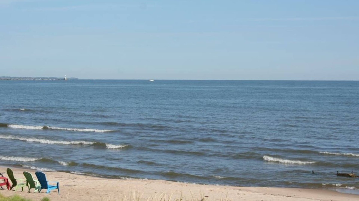 Sandusky House | Beachfront 4 Bd Steps 2 Cedar Point Open July