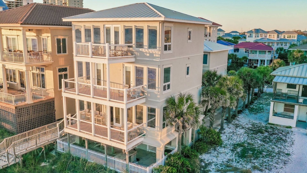 Miramar Beach House | Beachfront 7 Bed with splash pool - private beach! Spring discounts!