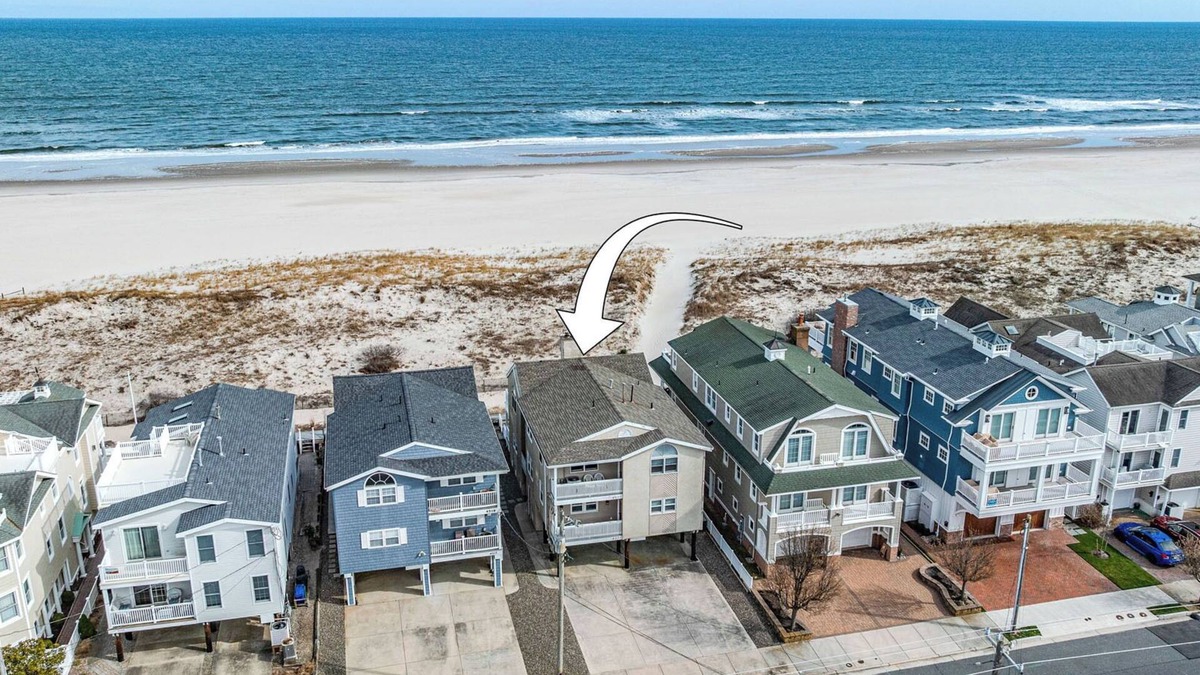 South End House | Beachfront 8BR Home in Ocean -Family and Pet-Friendly w/Deck