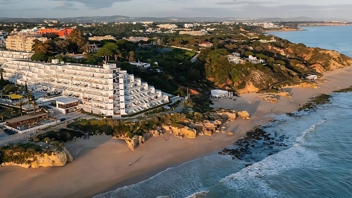 Oura Hotel | Beachfront Accommodation in Oura Beach! 2 Modern Suites, 2 Outdoor Pools, Spa!