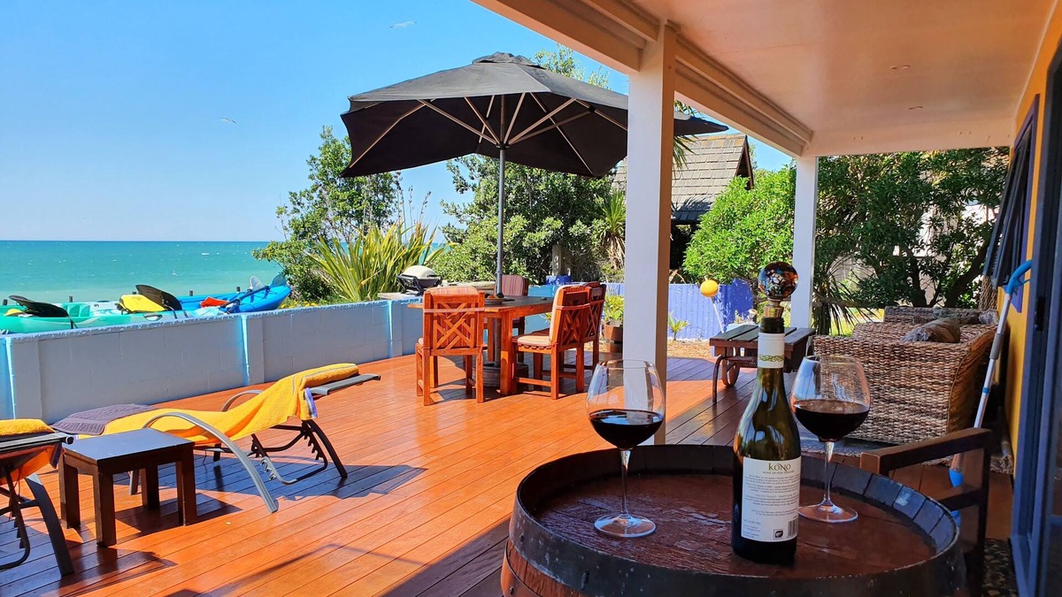 Te Awanga House | Beachfront accommodation.