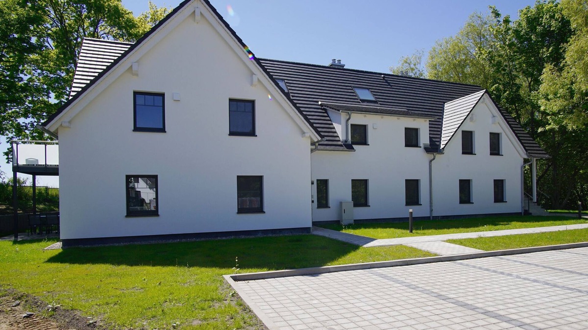 Lobbe Apartment | Beachfront apartment with terrace, use of swimming pool and sauna - Rex Rugia apartment 17-4