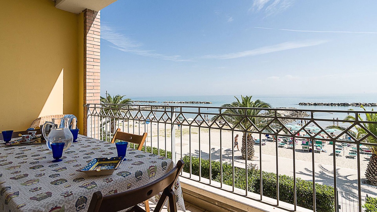 Cupra Marittima Apartment | Beachfront apartment, terrace, wifi, garage.