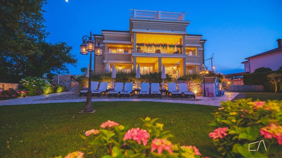 Zidarici Apartment | Beachfront apartment Luce 1* with a sea view on Krk