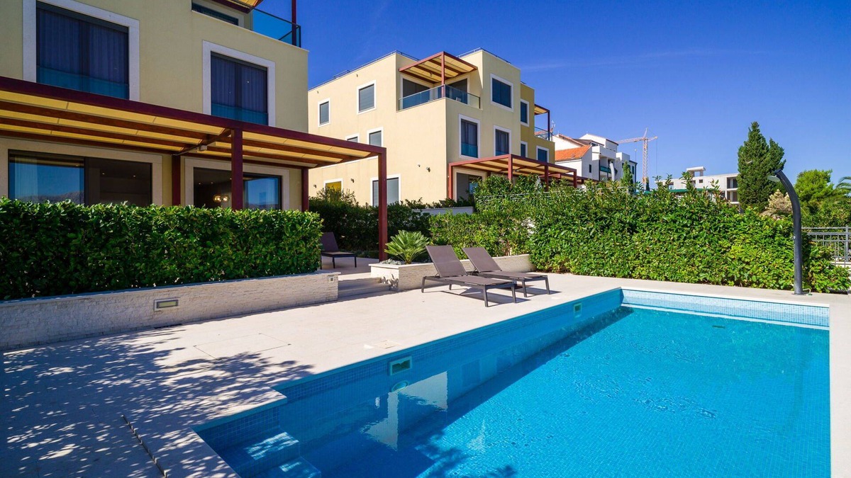 Slatine Apartment | Beachfront Apartment Lemonade with Pool V