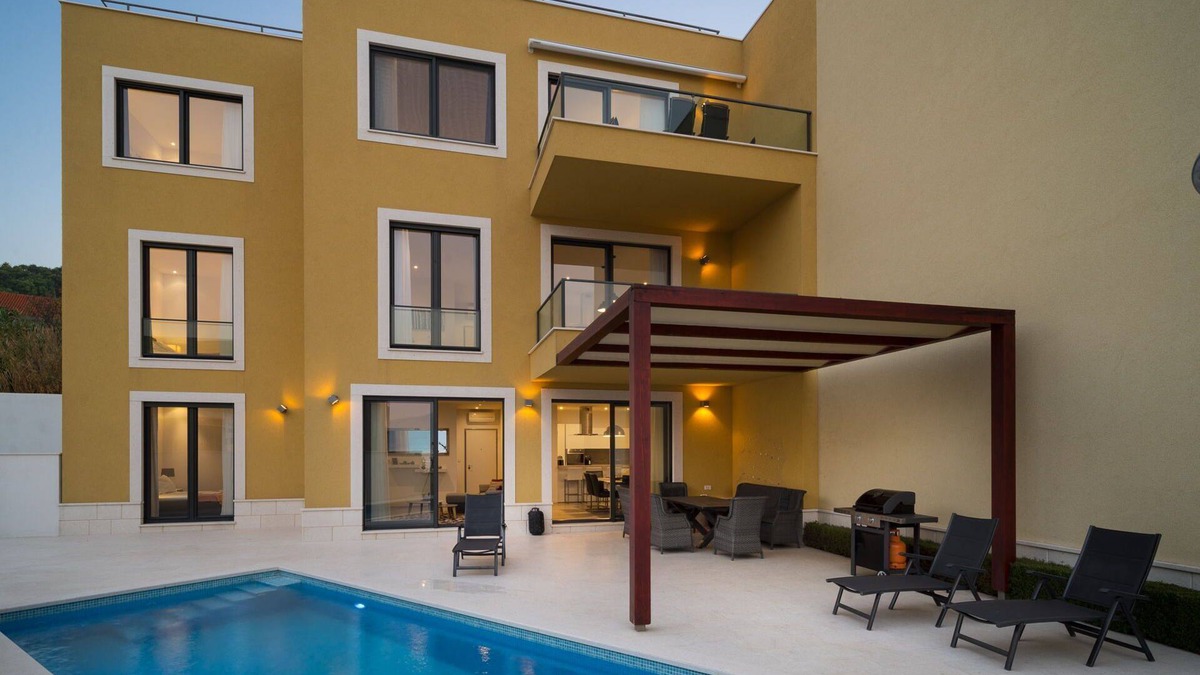 Slatine Apartment | Beachfront Apartment Lemonade with Pool VII