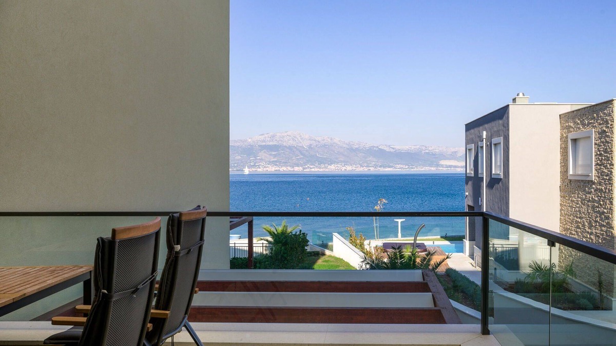 Slatine Apartment | Beachfront Apartment Lemonade VIII