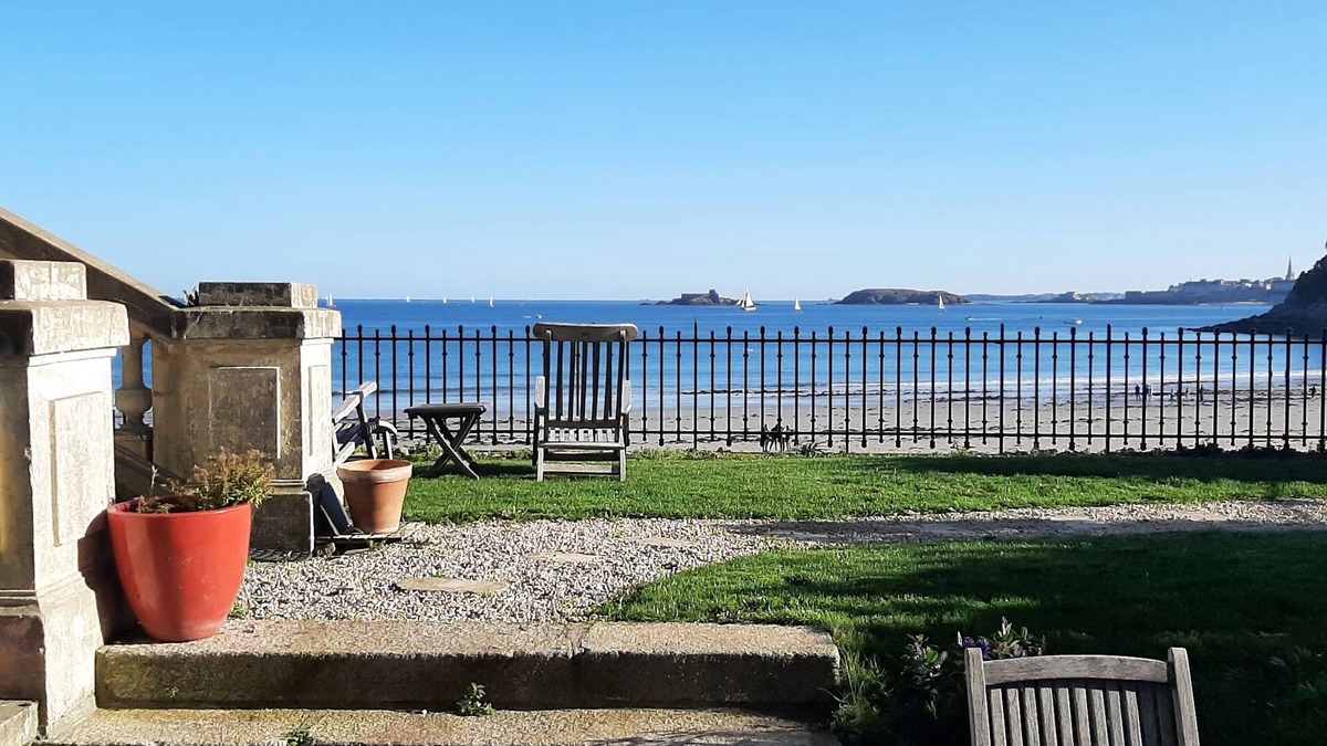 Dinard Apartment | Beachfront - Appart. 4/5pers private garden + parking .center of Dinard