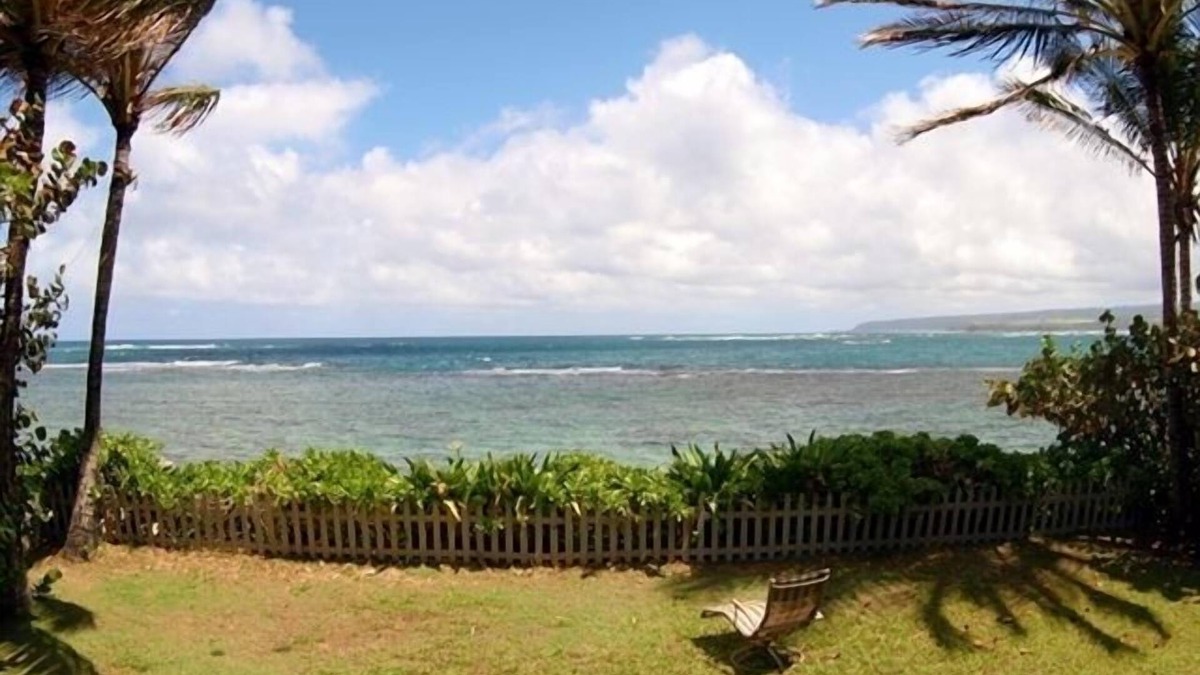 Waialua House | Beachfront Beauty $5900 PER MONTH