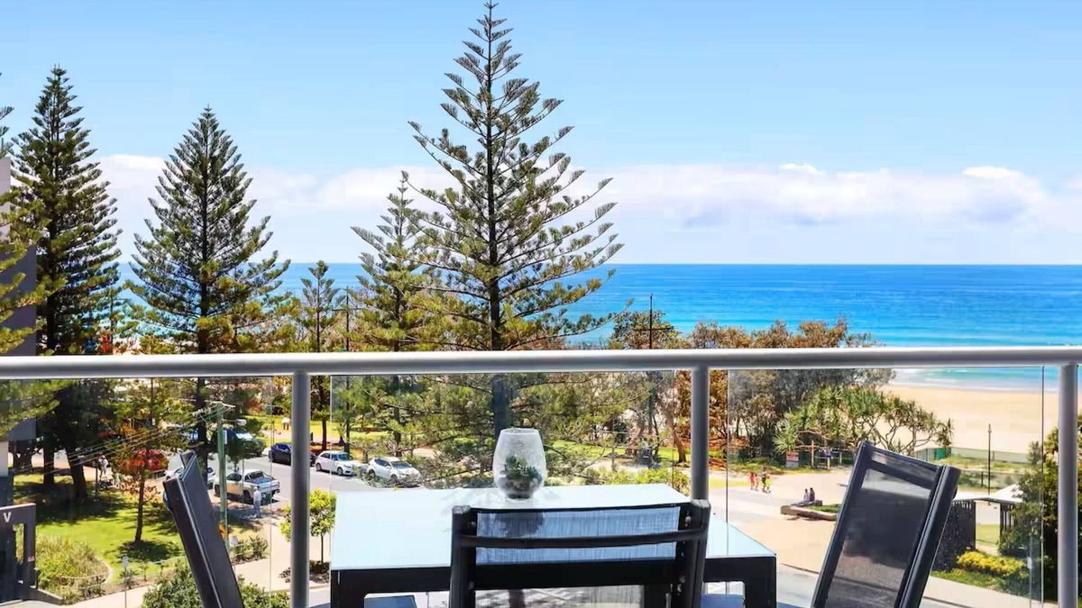 Surfers Paradise Apartment | Beachfront Bliss in Peninsula Surfers Paradise