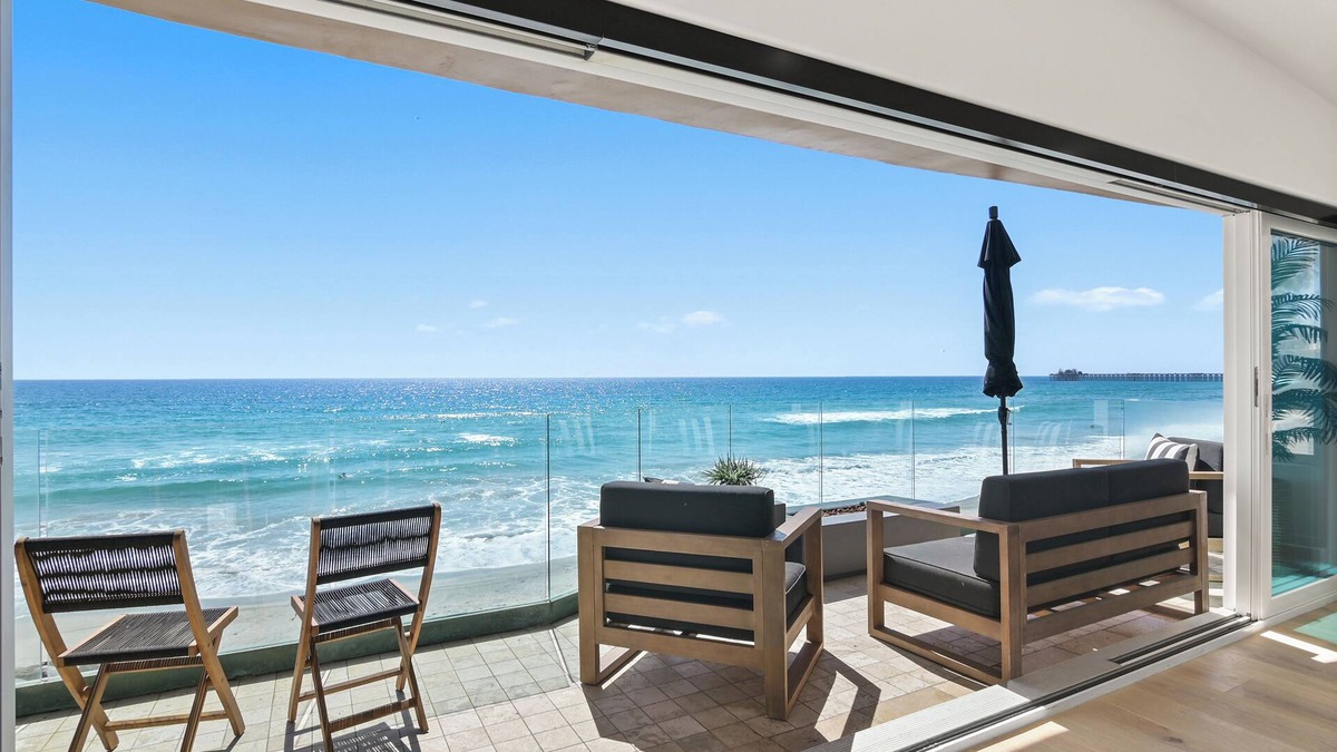 Townsite House | BEACHFRONT BOHO DREAM SLEEPS 20! Luxury 8 Bedroom 9 Bath Home Steps from Water