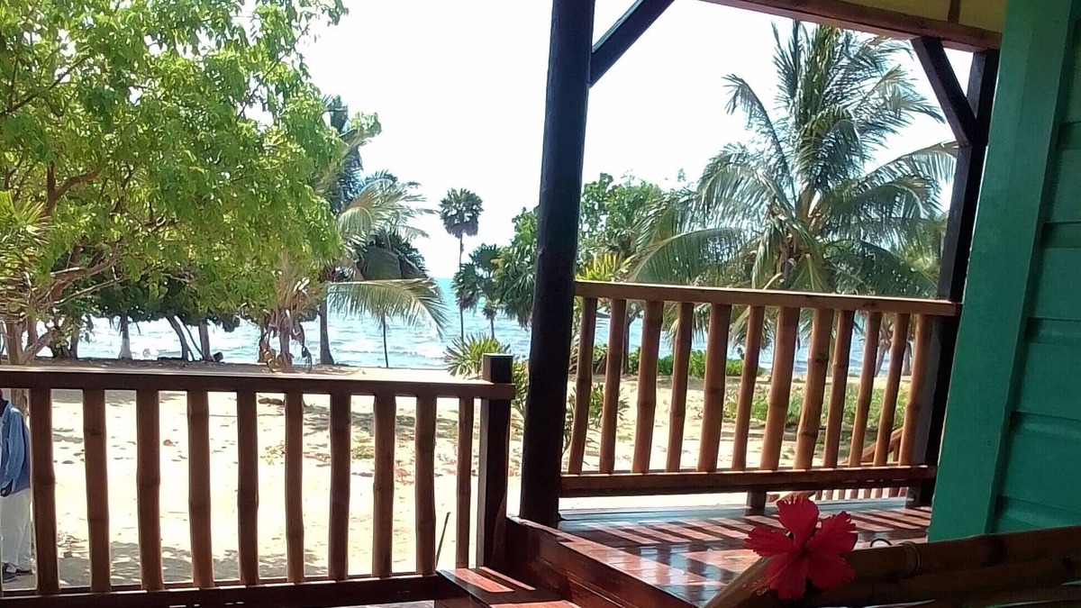 Gales Point Apartment | Beachfront Cabana Apartment 5 AC, Swimming Pool Free Access …