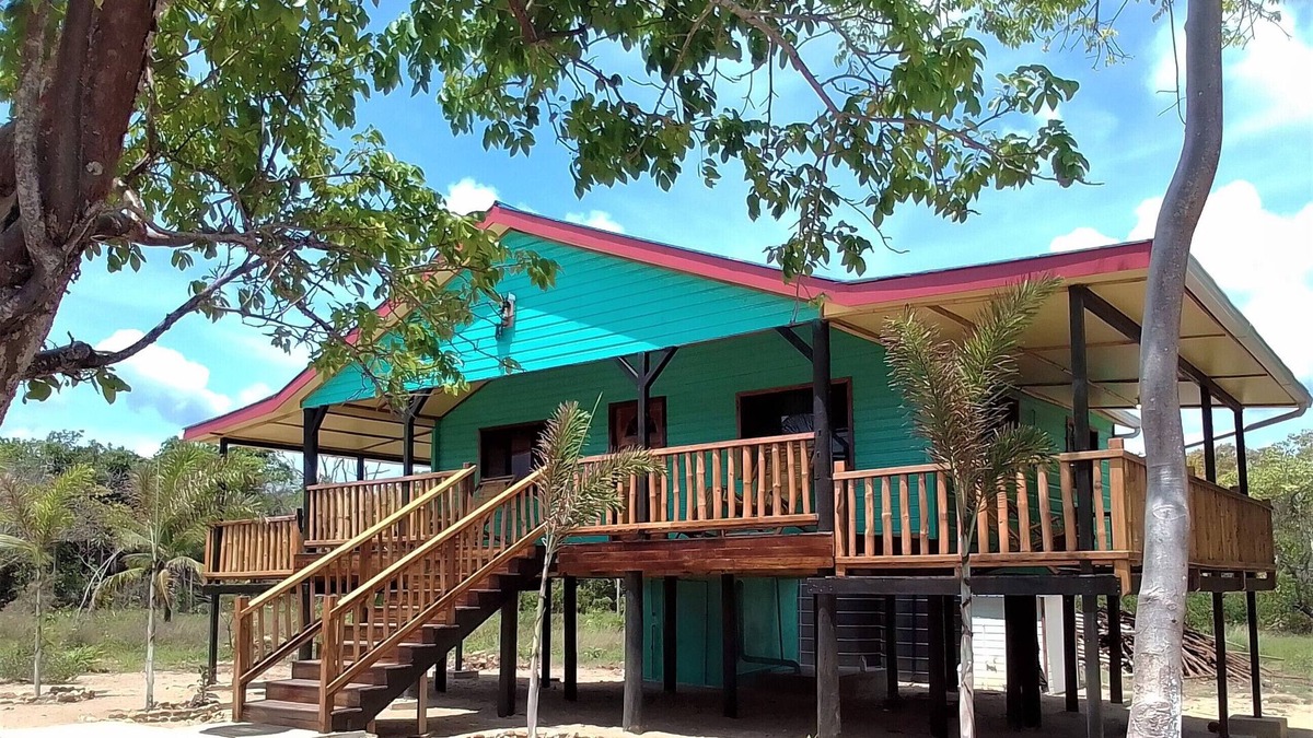 Gales Point House | Beachfront Cabana - Swimming Pool Free Access