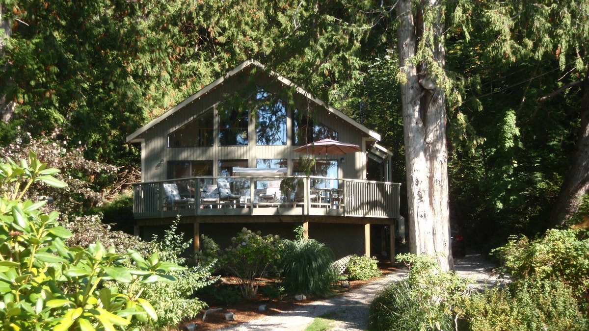 Halfmoon Bay Cottage | Beachfront Chalet