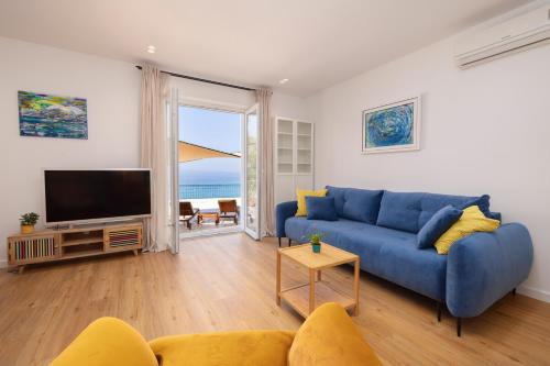 Tucepi Apartment | Beachfront Comfort Apartment NIVES