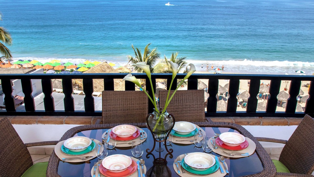 Amapas Condo | Beachfront condo,wrap around balcony ,heart of the Romantic Zone/Puerto Vallarta