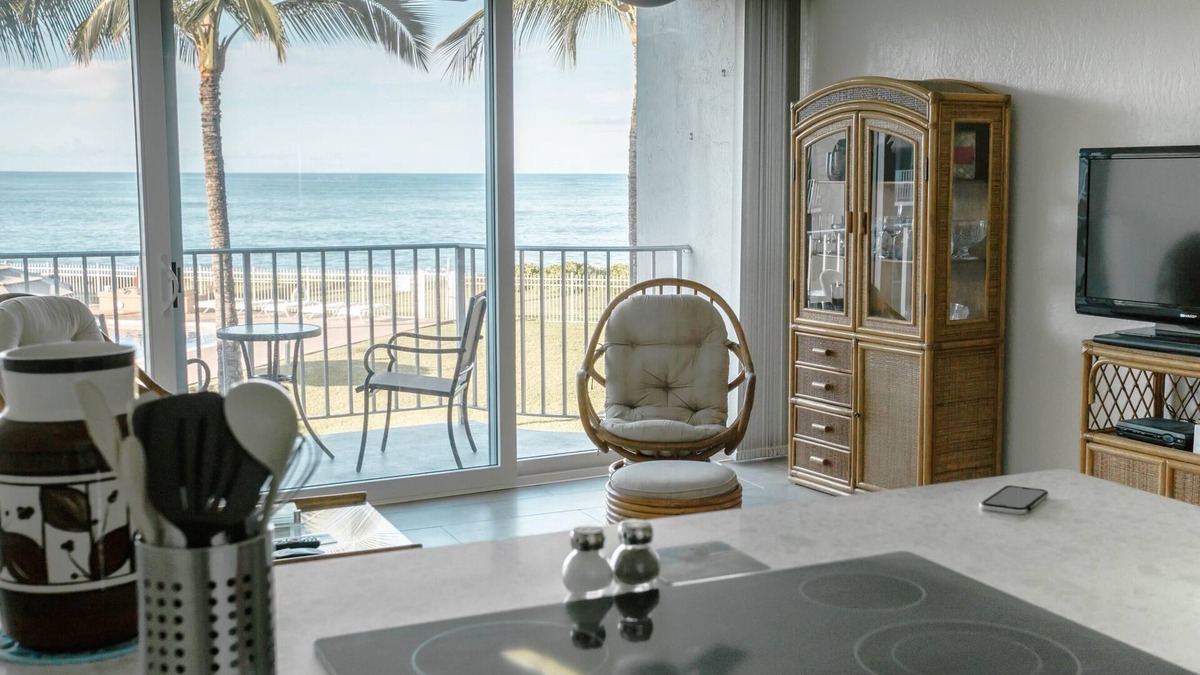 Maili Condo | Beachfront Condo