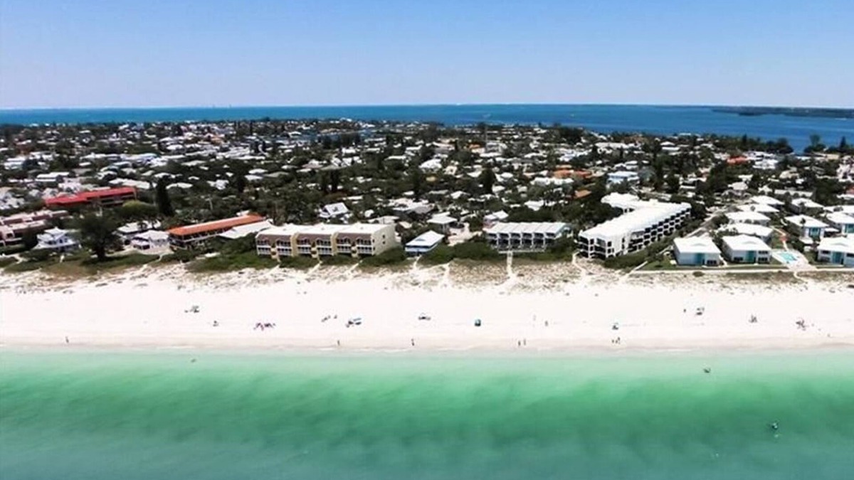 Holmes Beach Condo | Beachfront Condominium on the white sandy beach of Anna Maria Island.