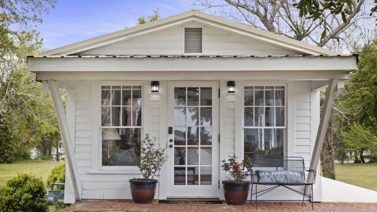 Pass Christian Cottage | Beachfront cottage in downtown Pass Christian