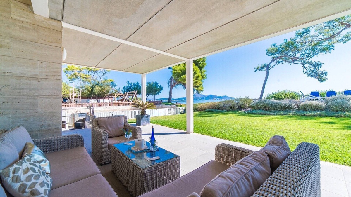 Mallorca Island House | Beachfront Elegance with Sea