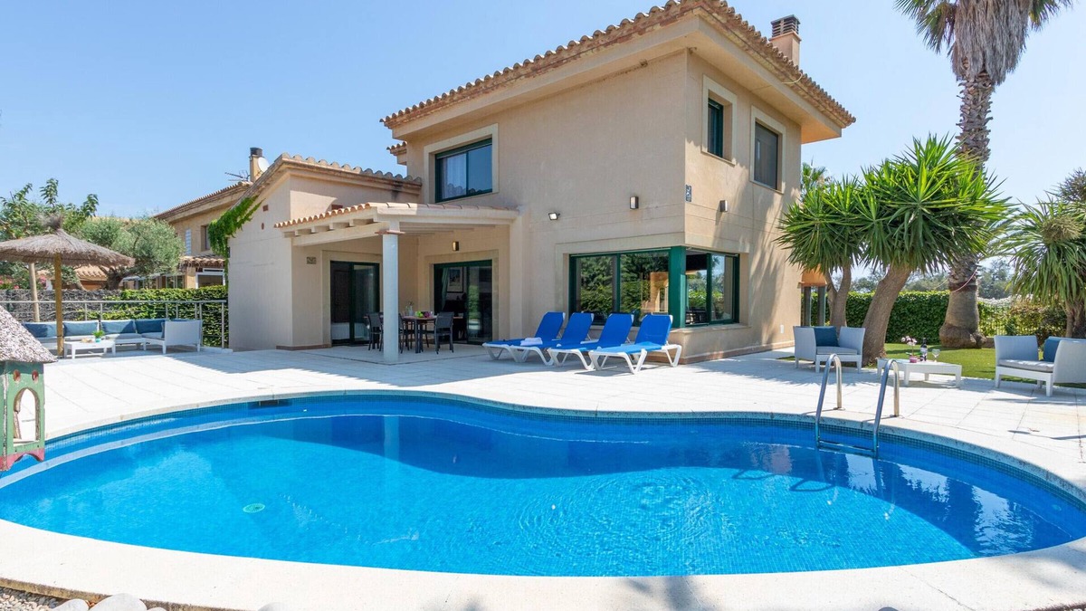 Sant Pere Pescador House | Beachfront House: Pool, A/C, Wi-Fi, BBQ, Garden, Sleeps 8, Parking