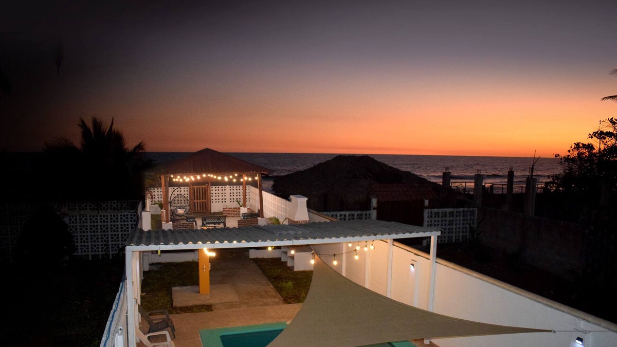 El Porvenir House | Beachfront house in costa del sol, ocean views! Wifi!