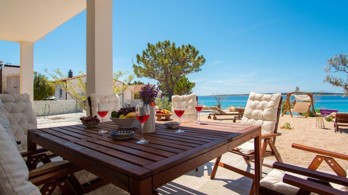 Kolan Apartment | Beachfront Holiday home Paladina
