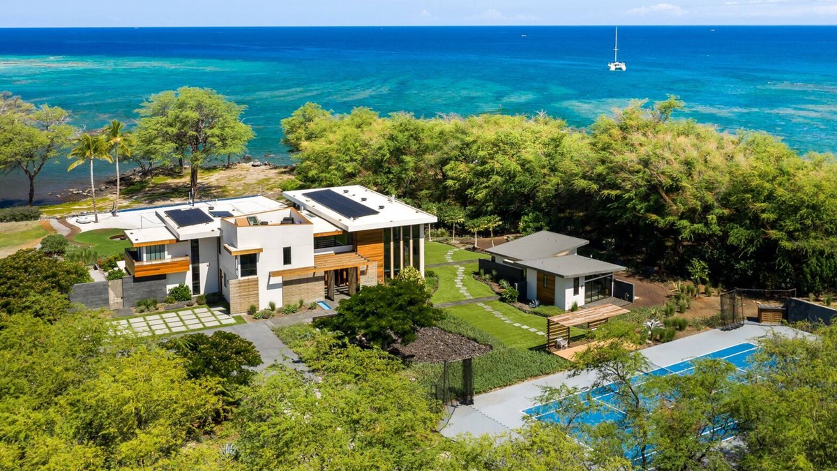 Puako House | BEACHFRONT HOME 2 acres, Pool, Tennis, Volleyball. Like your own private resort!