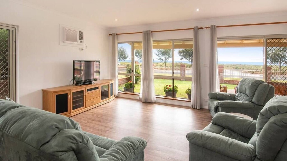 West Busselton House | Beachfront home Busselton- Jetty Views