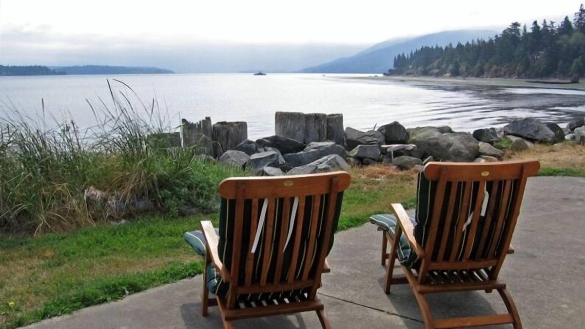 Lummi Island House | Beachfront Home with Sunrise & Mt. Baker Views