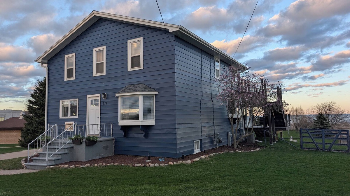 Kewaunee House | Beachfront home with beautiful view! Spacious 4-bedroom in charming Kewaunee.