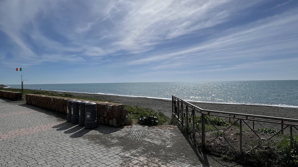 Ladispoli Apartment | Beachfront house with garden.20 minutes by train from the center of Rome.