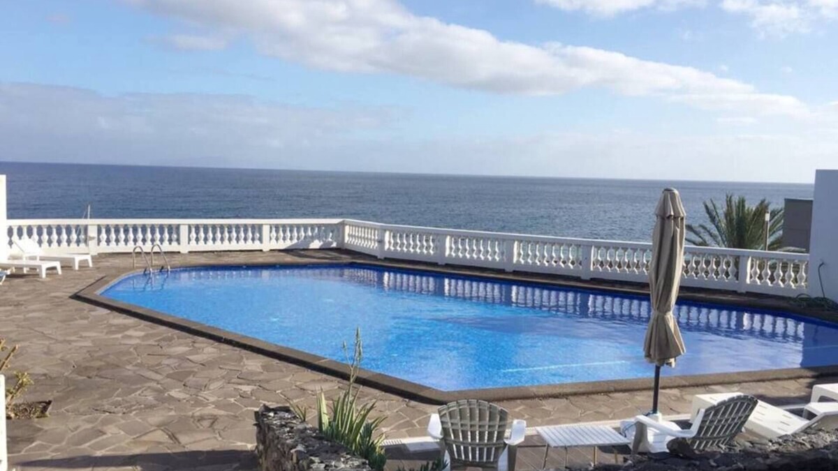 Santa Cruz Villa | Beachfront house with pool