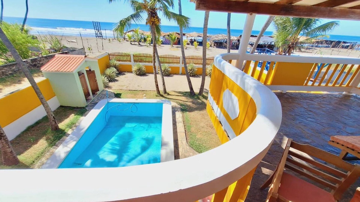Poneloya House | Beachfront House With Pool - Perfect for 12 People