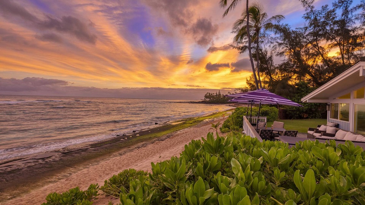 Haleiwa House | Beachfront in Haleiwa, Sea Turtles and Sunsets!