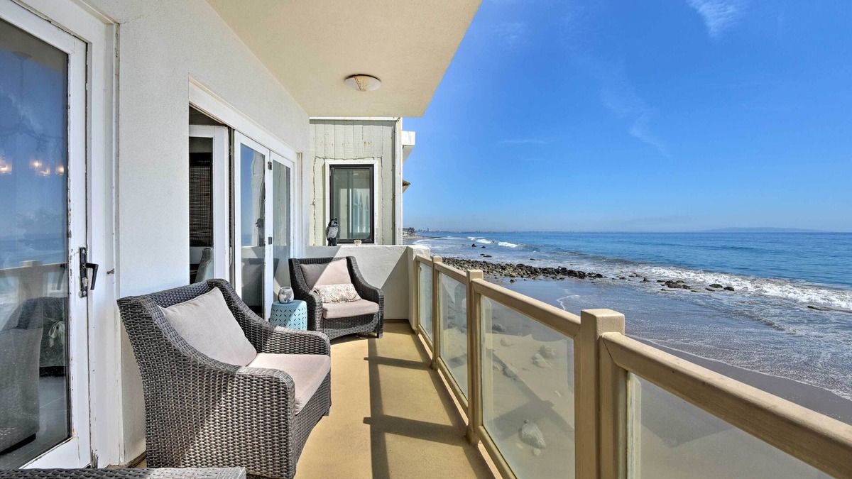 Eastern Malibu Cottage | Beachfront Malibu House w/Sauna & Ocean-view Deck