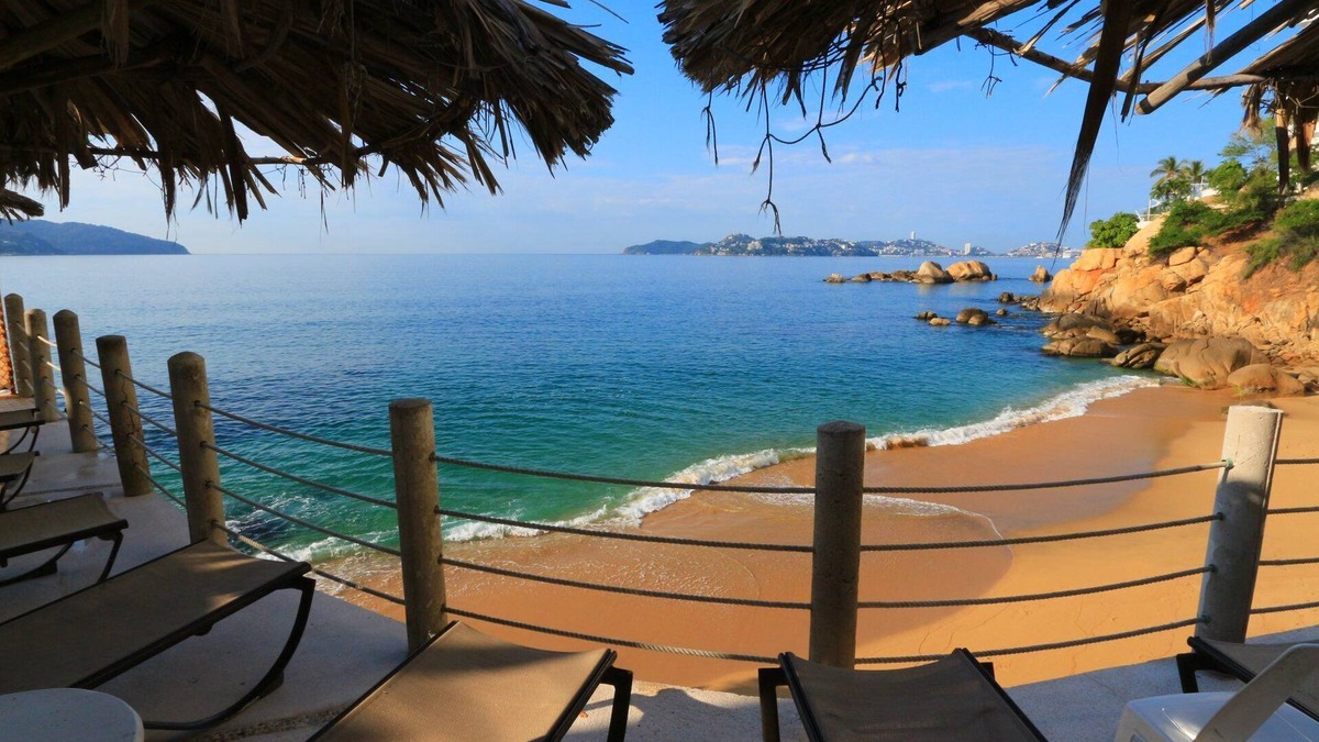 Costera Acapulco Hotel | Beachfront Suite at Hotel Torres Gemelas
