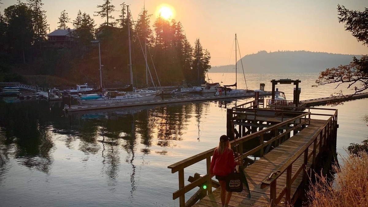 Salt Spring Island House | Beachfront new chalet home w/dock access and mooring buoy