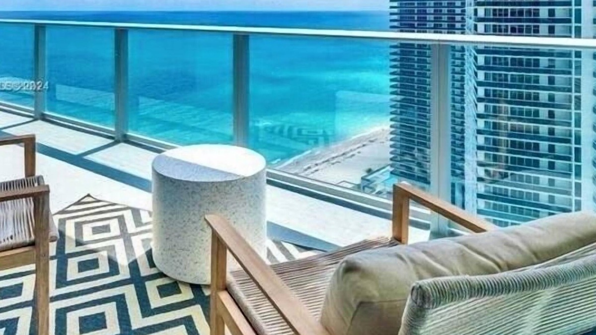 Hollywood South Central Beach Condo | Beachfront Oasis Awaits - No Resort Fees! ☀️🏝️🌊⛱️