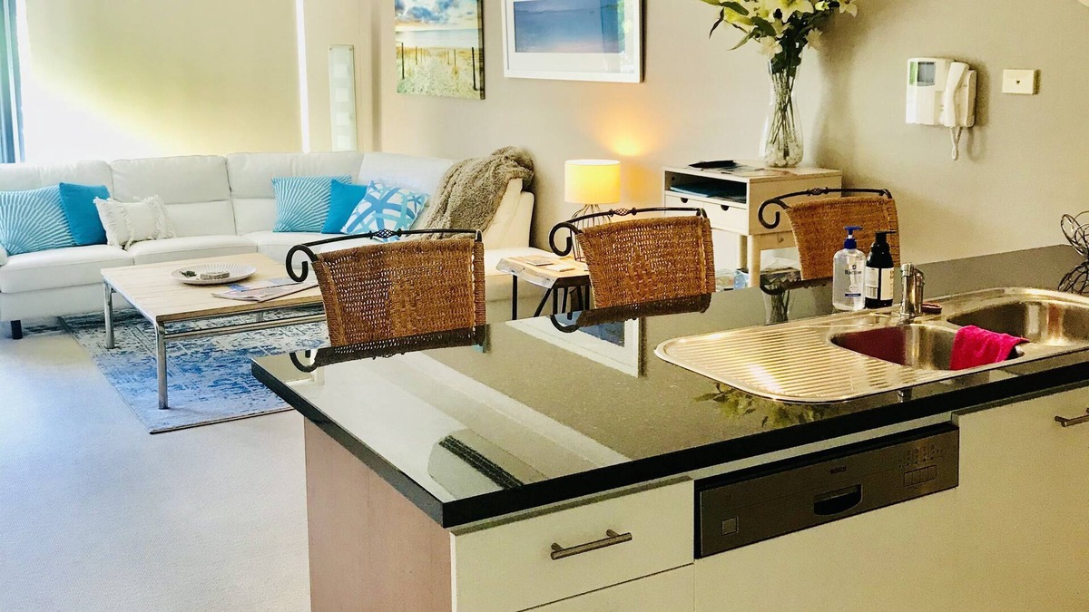 Rockingham Apartment | Beachfront Ocean Views