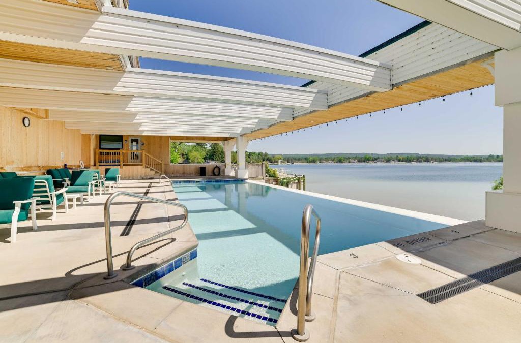 Onekama Apartment | Beachfront Onekama Vacation Rental with Balcony!