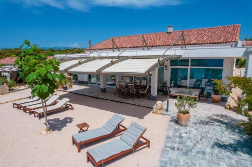 Kolan House | Beachfront Paladina holiday home