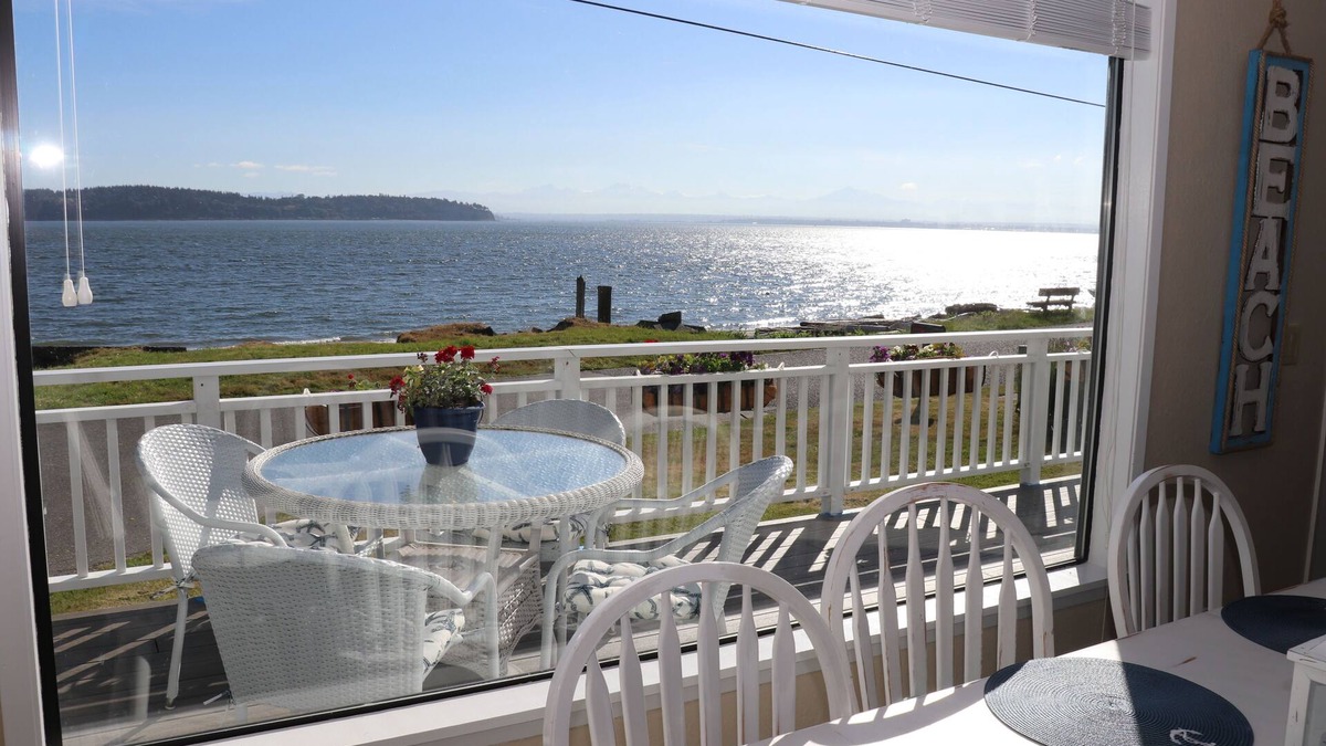 Clinton House | Beachfront picture perfect setting and spacious Whidbey home close to ferry