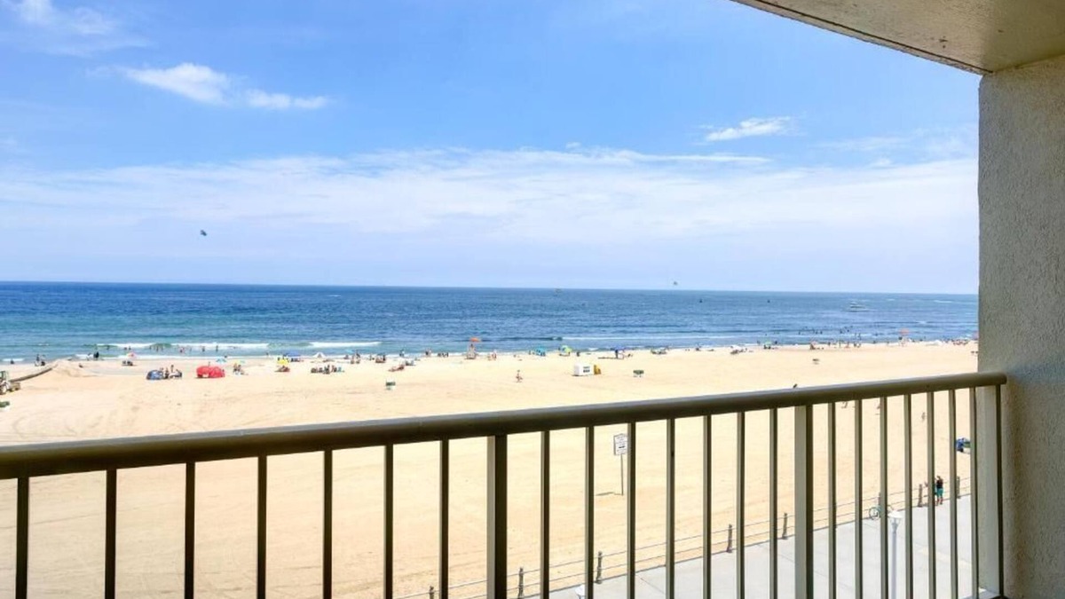 Virginia Beach Hotel | Beachfront Resort! 1 Bedroom Oceanfront room at Beach Quarters Resort