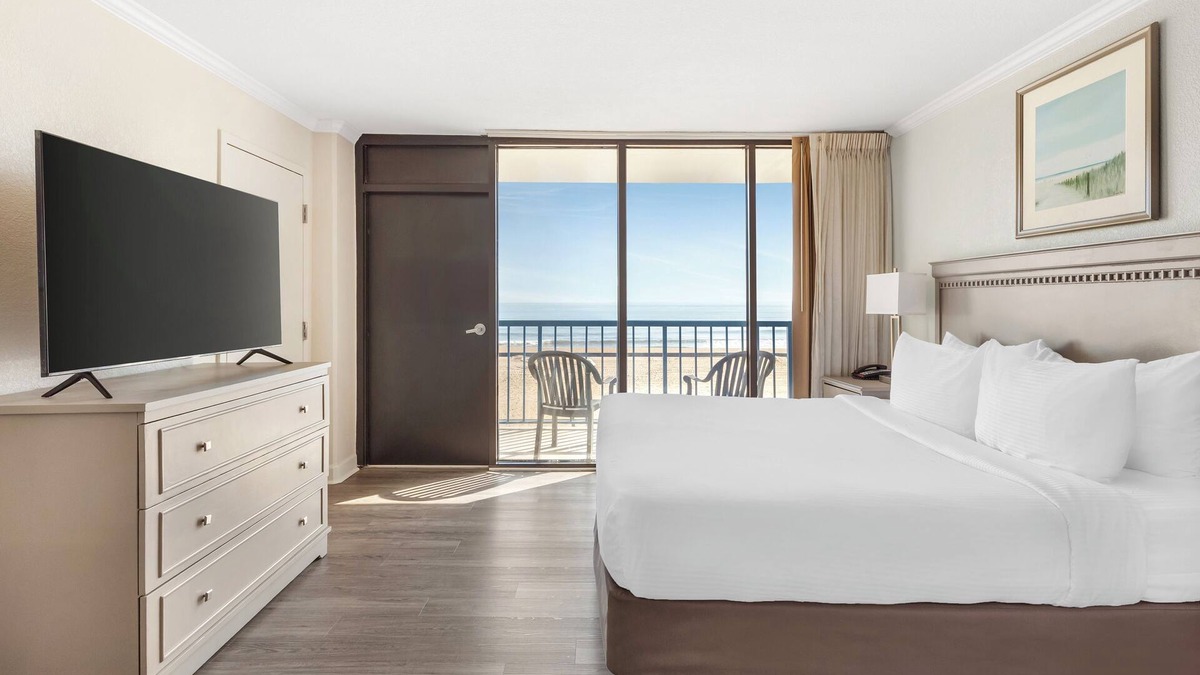 Northeast Virginia Beach Resort | Beachfront Resort with Ocean Views, Rooftop Pool & Private Balconies