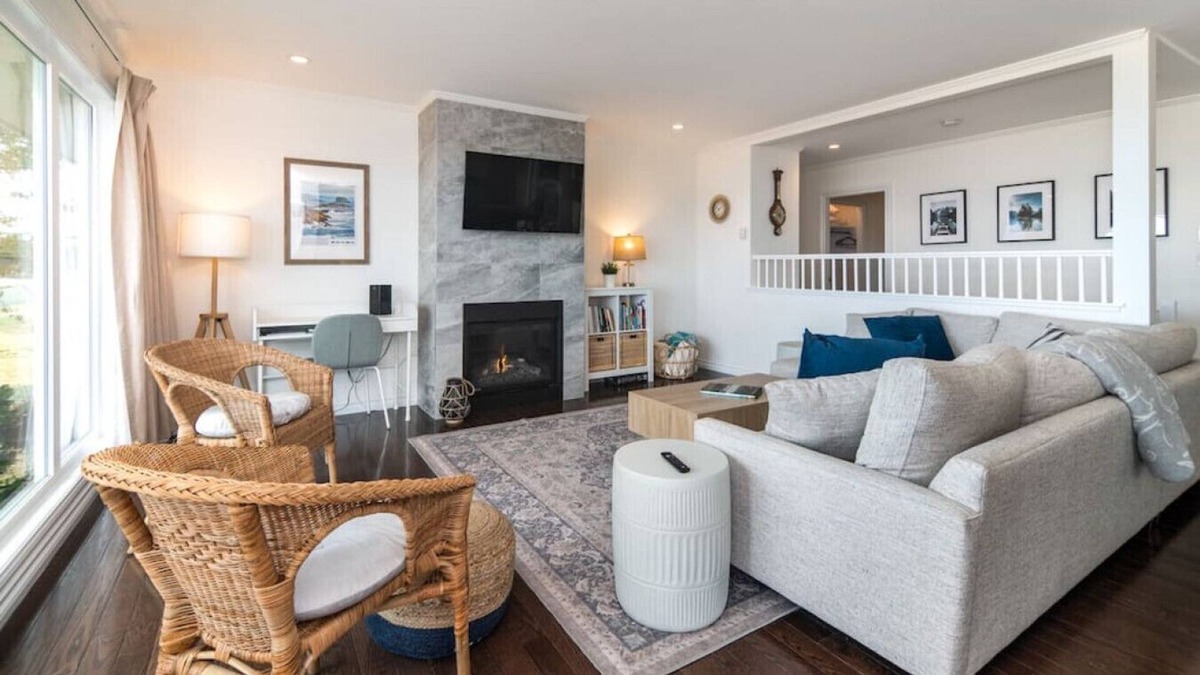 Campbell River House | Beachfront | Sandy Shore, Near Mt. Washington