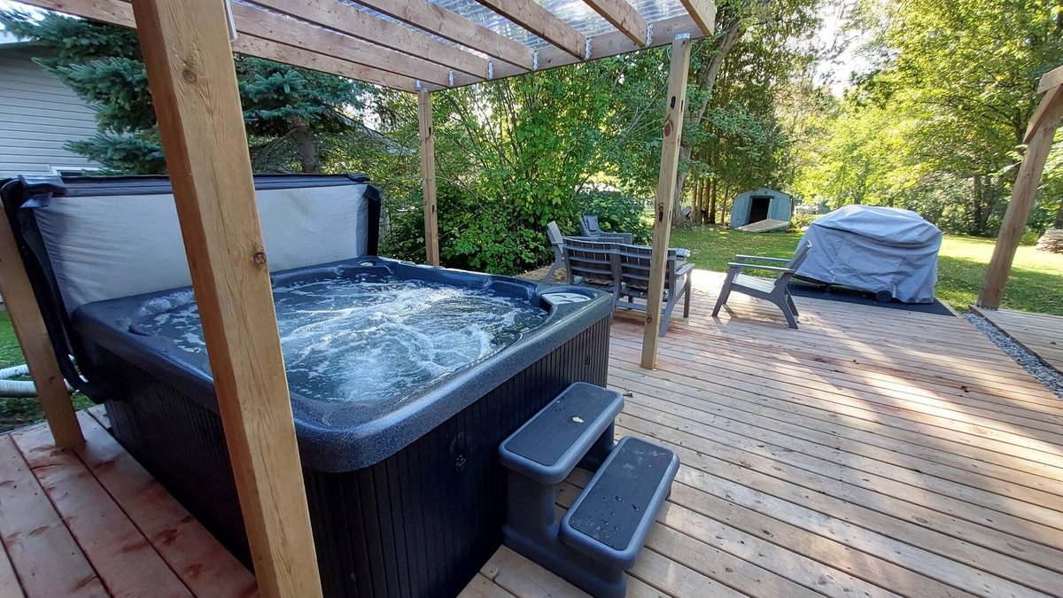 Marmora Cottage | Beachfront Stay · Hot Tub · Games · Firepit ·Water Toys · Family-Friendly